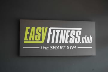 Eingangsschild eines EASYFITNESS Smart Gym