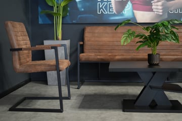 Sitzgruppe in einem EASYFITNESS Smart Gym für entspannte Trainingspausen