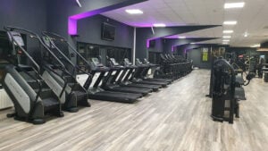 Cardiobereich im EASYFITNESS Neuburg mit Laufbändern und weiteren Ausdauergeräten