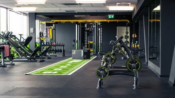 Functional-Training-Bereich im EASYFITNESS-Studio mit Sprintbahn, Kurzhanteln und modernen Trainingsgeräten