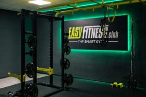 Krafttrainingsbereich im EASYFITNESS Smart Gym Hohenhameln mit Rack und Hantelscheiben